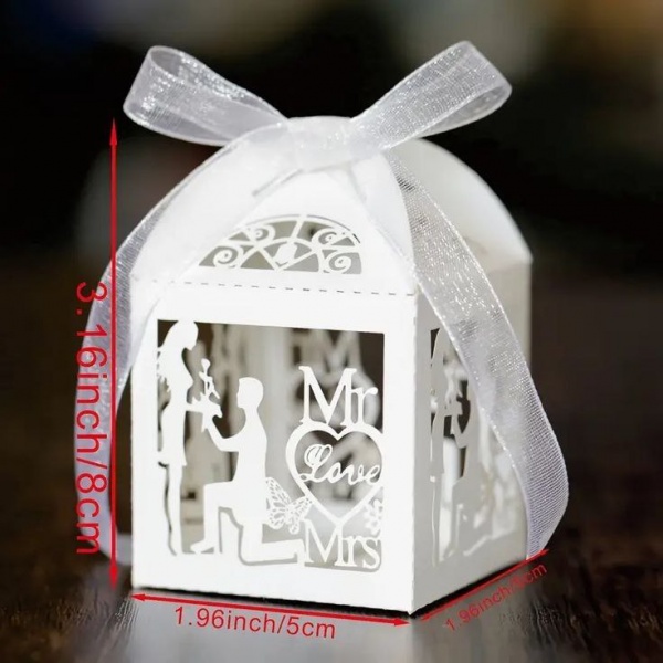 Біла коробочка для солодощів і сувенірів – дизайн Mr & Mrs (Фото 1)
