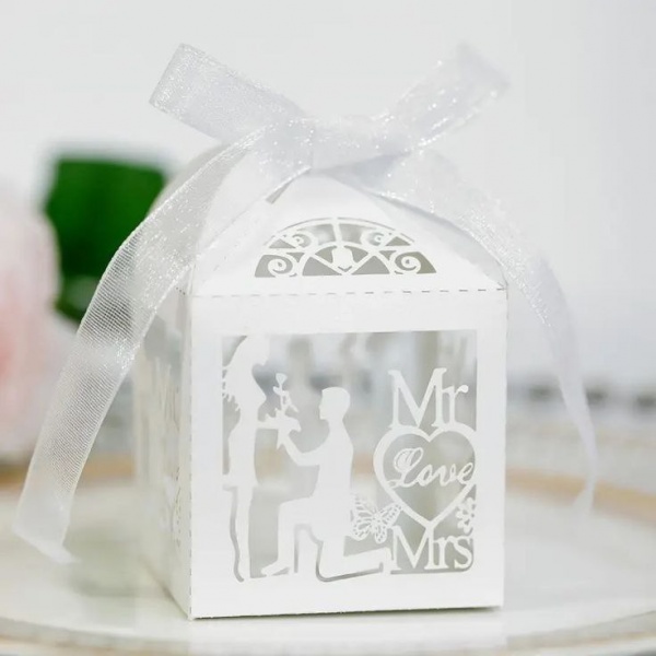 Біла коробочка для солодощів і сувенірів – дизайн Mr & Mrs